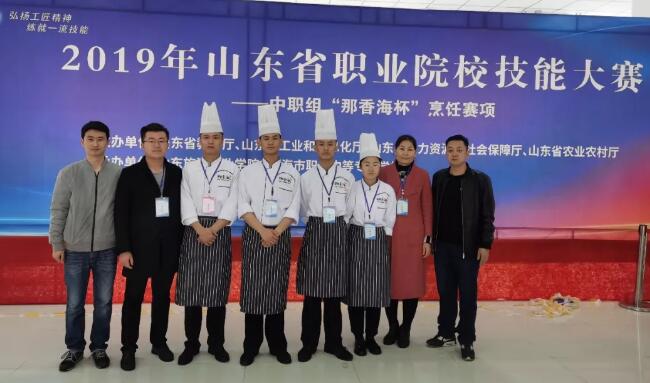 指導(dǎo)教師與參賽學(xué)生合影 指導(dǎo)教師與參賽學(xué)生合影