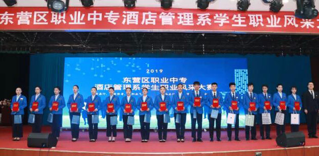 為獲獎學生頒獎 為獲獎學生頒獎