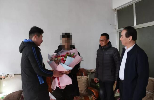 學(xué)生代表向尹同學(xué)送上鮮花，祝愿他早日康復(fù)