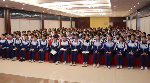 女生專題教育講座溫情開講